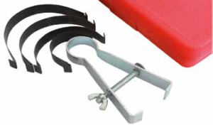 ATTREZZO PER FACILITARE L'INSERIMENTO DEL PISTONE NEL CILINDRO SERRANDO LE FASCE ELASTICHE